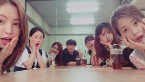 에이핑크 완전체 ‘사랑스러운 꽃받침 포즈’…손나은 “오랜만에”