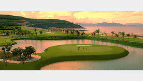 온천욕-탁 트인 바다 즐기며 “굿 샷~” 