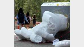 산산조각난 홍익대 앞 ‘일베’ 상징 조형물