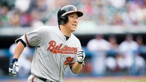 김현수, 시즌 3번째 3안타…현지팬 “KIMVP” 확 달라진 반응