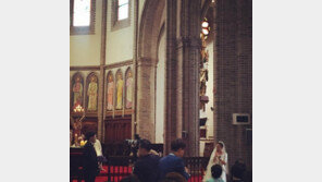 배우 김지훈, “축가 부르는 신부” 박희본 결혼식 참석 인증샷 공개