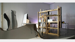 어지럽게 널려있는 설치물 속에 묘한 여운이…