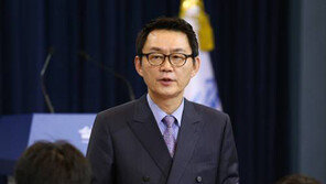 ‘성추행 혐의’ 윤창중, SNS에 “마녀사냥의 사냥감 신세”…칼럼 게재