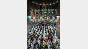 이슬람 단식 성월 ‘라마단’ 시작…‘기도하는 무슬림’