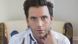 스와치, 세계적인 팝스타 미카와 콜라보레이션 워치 선보여