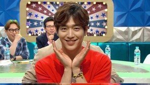 ‘라디오스타’ 서강준, 빨래판 복근 공개…“철새로 태어나고 싶다” 엉뚱 고백도