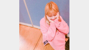 트와이스 모모가 공개한 ‘자몽 표정’, 채영 “그건 복숭아잖아”…“귀여워”