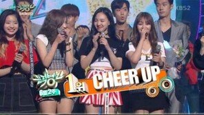 ‘뮤직뱅크’ 트와이스 ‘CHEER UP’ 어반자카파 꺾고 1위…“감사하다” 1위 공약 이행
