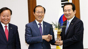 김종인 “쉽게 풀릴 문제가 꽉 막히기도” 박지원 “靑개입 안하니 원구성 빨리 돼”