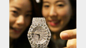 다이아몬드 317개로 만든 시계