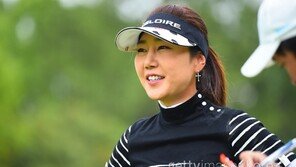 강수연, 산토리오픈 1타차 우승…맏언니가 웃었다