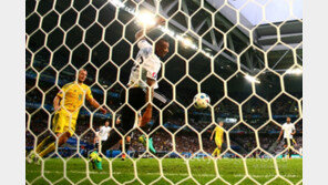 역시 전차군단! ‘V4’ 향해 진격