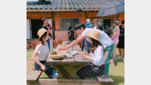 ‘백희가 돌아왔다’ 강예원, 촬영 비하인드컷 공개 ‘진지희와 몸빼바지 입고…’