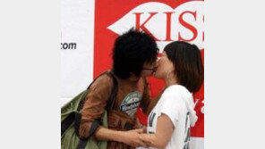 14일 키스데이, “로맨틱한 키스할 때는 오른쪽”…왜?