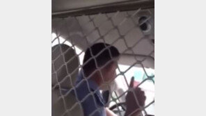 “여자 맞는지 옷 벗어 증명해 봐” 경찰 황당 성희롱 (영상)