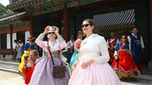 한복 입은 佛여행관계자 “창덕궁 아름다워요”