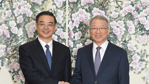 양승태 대법원장-中최고인민법원장… 한-중 사법교류 양해각서 체결