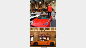 비싼 차를 밟고 인증 사진 찍는 여성들 ‘눈길’