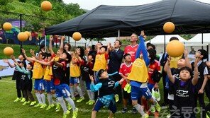 맨유 레전드 베일리, 쉐보레 풋살경기장 기증식 참석