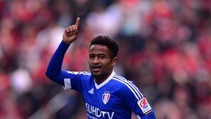 [오버헤드킥] 산토스 결장에 울고 웃은 두 감독