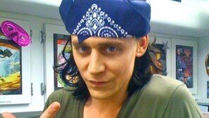 톰 히들스턴, 지하철 굴욕담 “승객 내 기사 읽으면서 날 못 알아봐” 