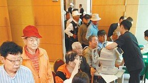 6·25 참전용사에 돋보기 선물