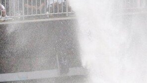 휘감기는 물보라, 달아나는 무더위