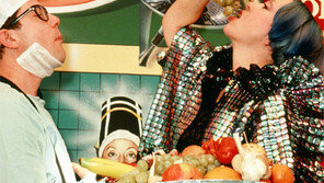 ‘성형수술 퍼포먼스’ 괴짜작가와 엽기작품