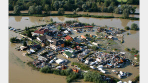 [책의 향기]기후문제 해결법은 逆성장… “소비를 멈춰라”