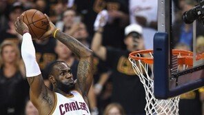 역시 ‘KING’ 제임스!