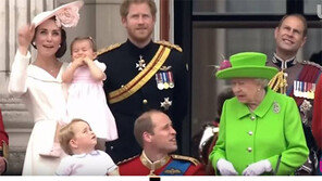 英여왕 “일어나, 윌리엄”… 할머니 생일행사서 장난치다 딱걸린 왕세손