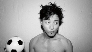 ‘1박2일’ 윤시윤, 상반신 노출 화보…동구의 ‘근육질 몸매’ 자랑?!