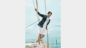 그래픽 티셔츠+아쿠아슈즈…‘바캉스룩’의 완성