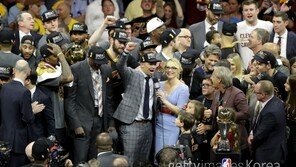 킹 제임스 휘어잡은 ‘강철 리더십’