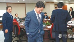사퇴 요구에도 권성동 ‘버티기’… 김희옥 복귀하자마자 위기