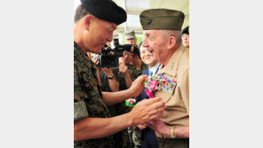 케리 前 美해병대 중장 “피 흘려 지킨 한국, 눈부신 발전에 감격”