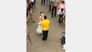 여 교수가 제자인 남학생에게 프러포즈, “웬일이니?”