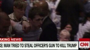 트럼프, 총 맞을 뻔…유세 현장서 살해 시도한 男 체포 