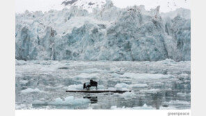 북극 바다 위에서 피아노 연주