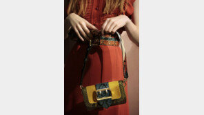 [Q매거진]세상에 단 하나… 특별함 갖춘 버버리 ‘패치워크백’ 