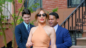 18세 연하와 사랑에 빠진 제니퍼 로페즈, 그녀가 선택한 의상은?