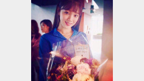 이성경, ‘닥터스’ 제작발표회 인증샷 공개…꽃 들고 ‘활짝’