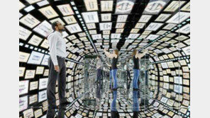 300개 스크린 빼곡한 터널 들어서자 방문객 사진이 비디오아트로 펼쳐져