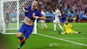 크로아티아, ‘무적함대’ 꺾고 D조 1위