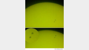 “태양 위를 날아가는 두 개의 비행체”