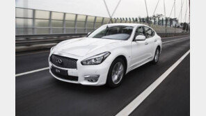 [CAR]인피니티 ‘Q70’…대담한 ‘근육질’ 디자인에 아날로그 시계 ‘눈에 띄네’ 