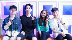 ‘라디오스타’ 탁월한 목소리 4인방 인증샷…‘무표정’ 하현우 vs ‘장난기 폭발’ 한동근