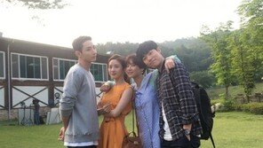 ‘운빨로맨스’ 류준열-황정음-이청아-이수혁, 촬영 현장서 ‘화기애애’ 인증샷