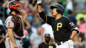 ‘안 예쁜’ 타격폼, 그래서 더 신기한 강정호 홈런