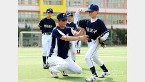 [이재국의 야구여행] ‘소인국’에 꿈을 심는 ‘걸리버’ 박철순 